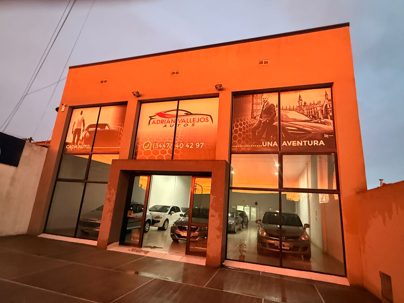 Local de Adrián Vallejos Autos iluminado de noche
